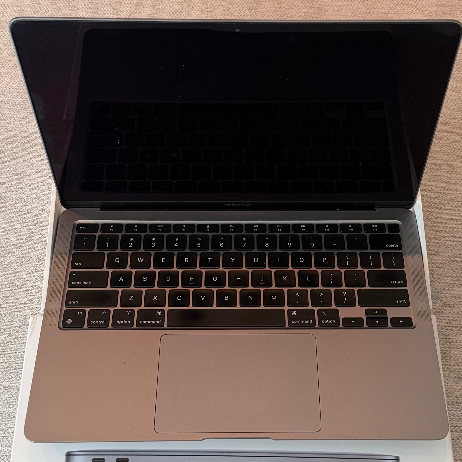 MacBook Air M1 13" — Gris Espacial — RD$30,000